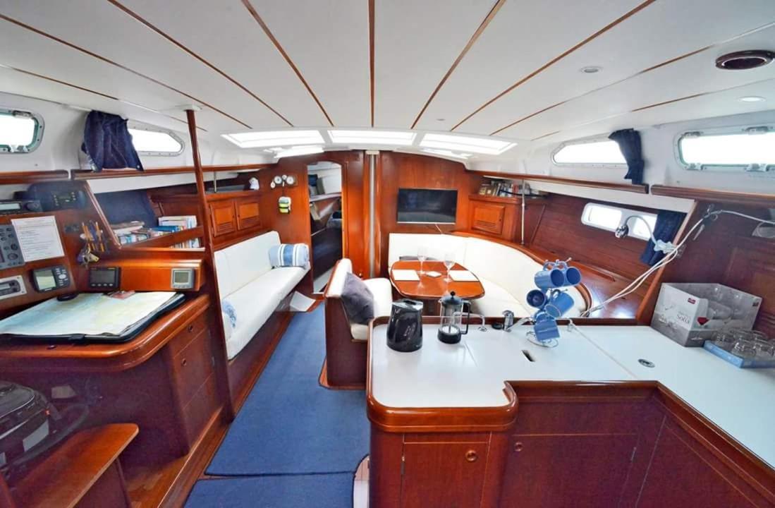 Luxury Yacht Stay "White Dove" Sleeps 6 ยิบรอลตาร์ ภายนอก รูปภาพ