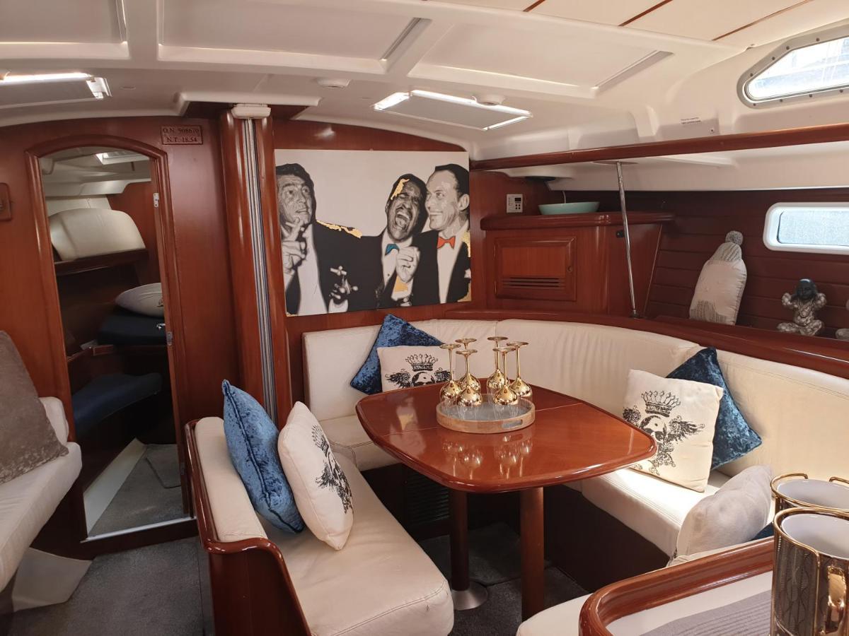 Luxury Yacht Stay "White Dove" Sleeps 6 ยิบรอลตาร์ ภายนอก รูปภาพ