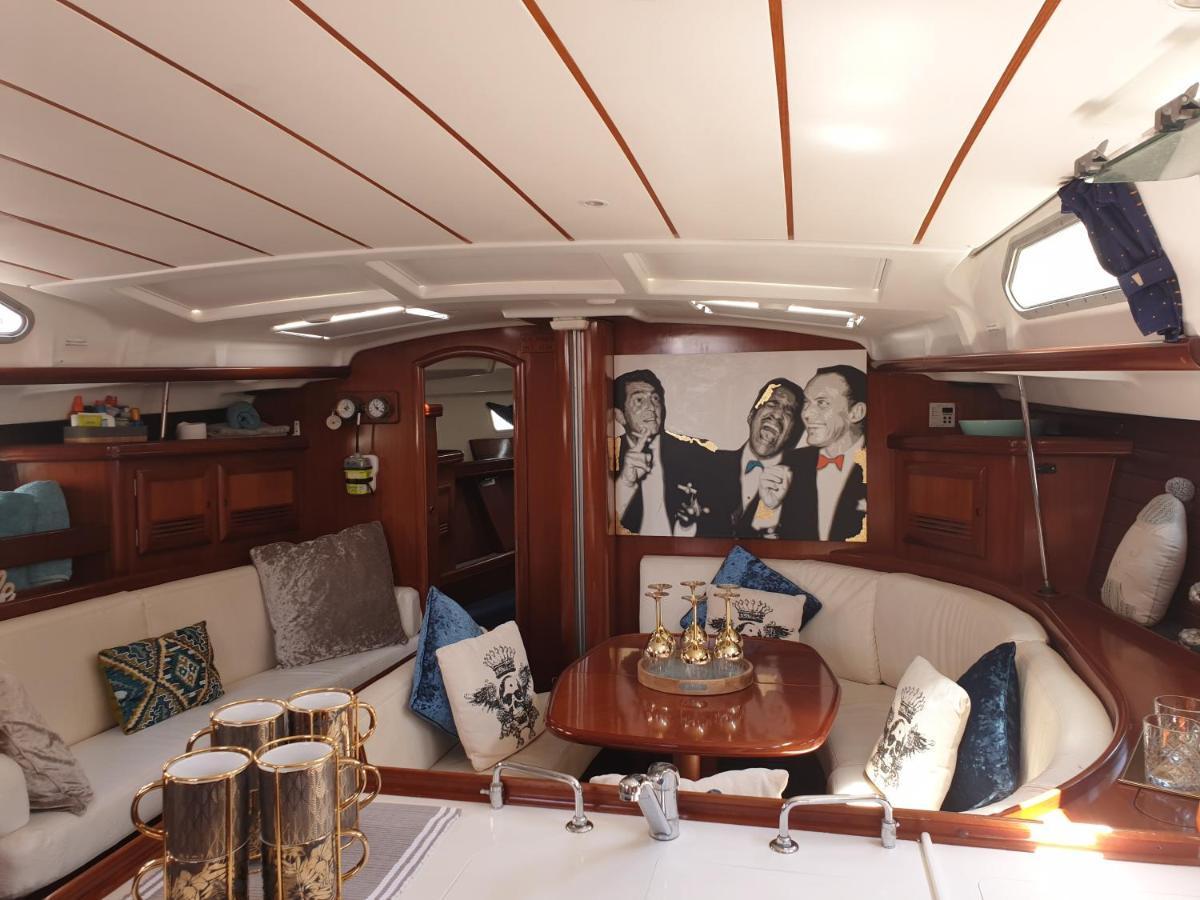 Luxury Yacht Stay "White Dove" Sleeps 6 ยิบรอลตาร์ ภายนอก รูปภาพ