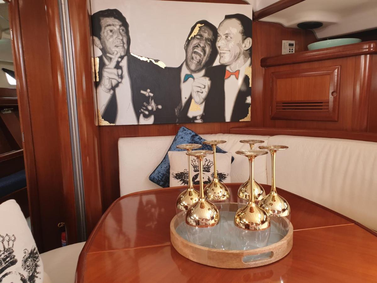 Luxury Yacht Stay "White Dove" Sleeps 6 ยิบรอลตาร์ ภายนอก รูปภาพ