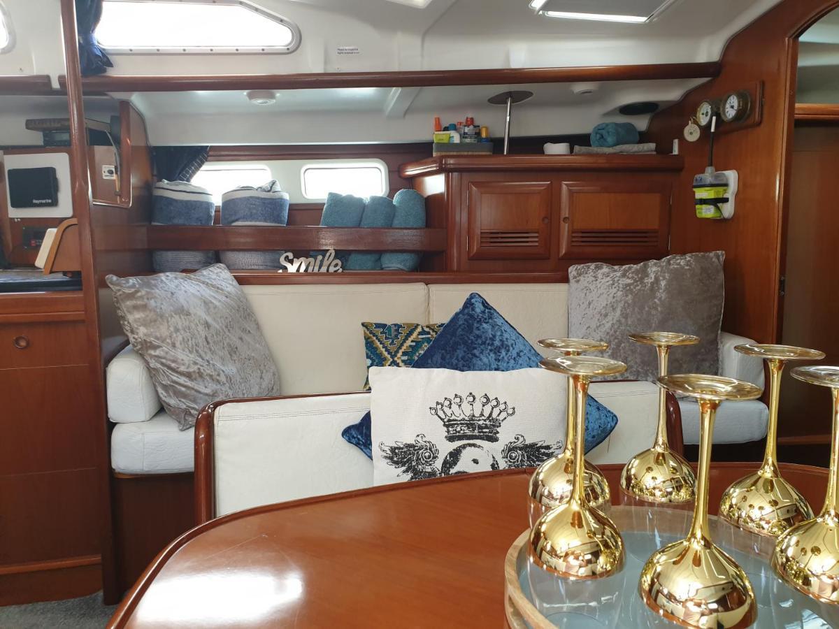 Luxury Yacht Stay "White Dove" Sleeps 6 ยิบรอลตาร์ ภายนอก รูปภาพ