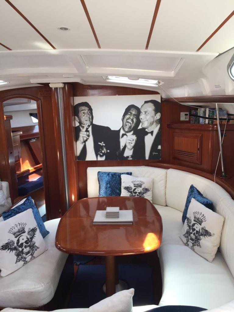 Luxury Yacht Stay "White Dove" Sleeps 6 ยิบรอลตาร์ ภายนอก รูปภาพ