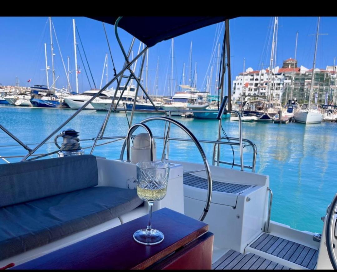 Luxury Yacht Stay "White Dove" Sleeps 6 ยิบรอลตาร์ ภายนอก รูปภาพ
