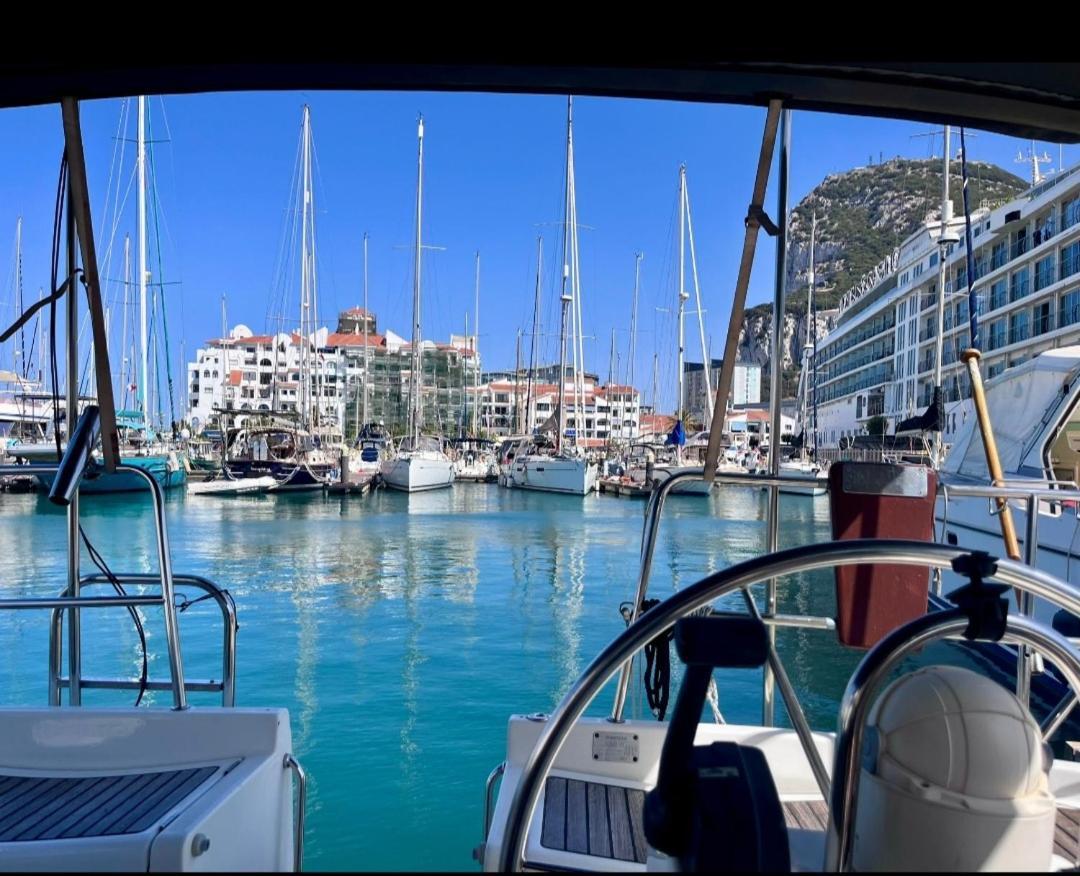 Luxury Yacht Stay "White Dove" Sleeps 6 ยิบรอลตาร์ ภายนอก รูปภาพ