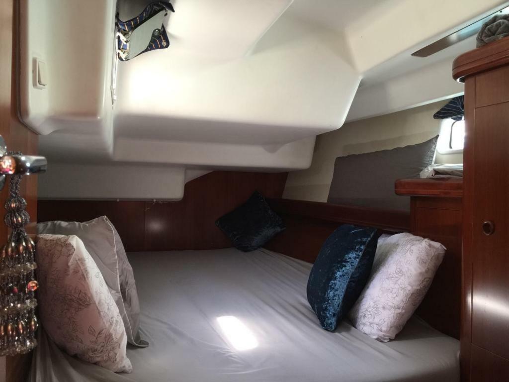 Luxury Yacht Stay "White Dove" Sleeps 6 ยิบรอลตาร์ ภายนอก รูปภาพ